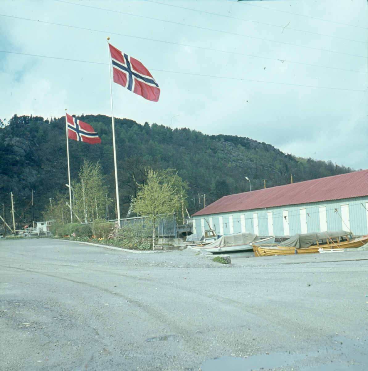 Norske flagg ved båthusene i Lervika i Egersund