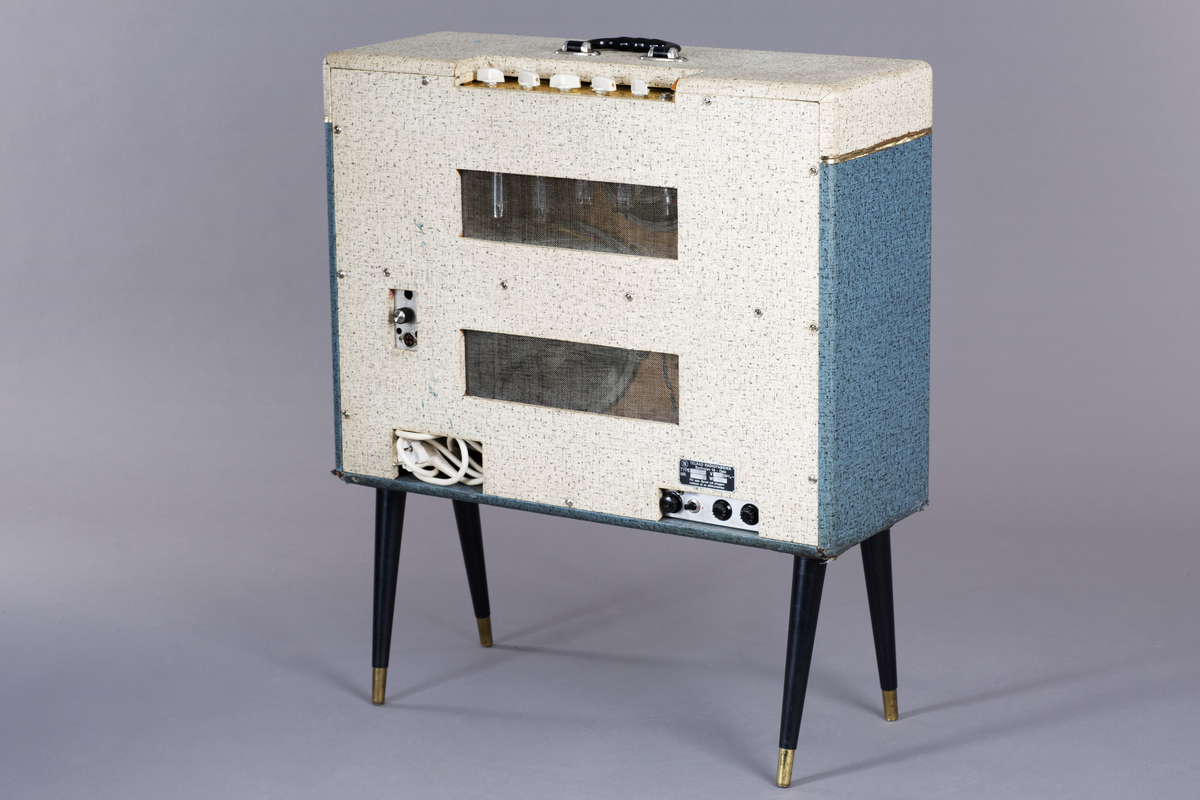 Rørforsterker med utgangseffekt på 10 watt. Kabinettet står på ben, med håndtak på overflaten. Det er tre mikrofoninnganger og to kanaler med tilhørende volumkontroller. I tillegg er det kontroller for bass, diskant og vibrato.