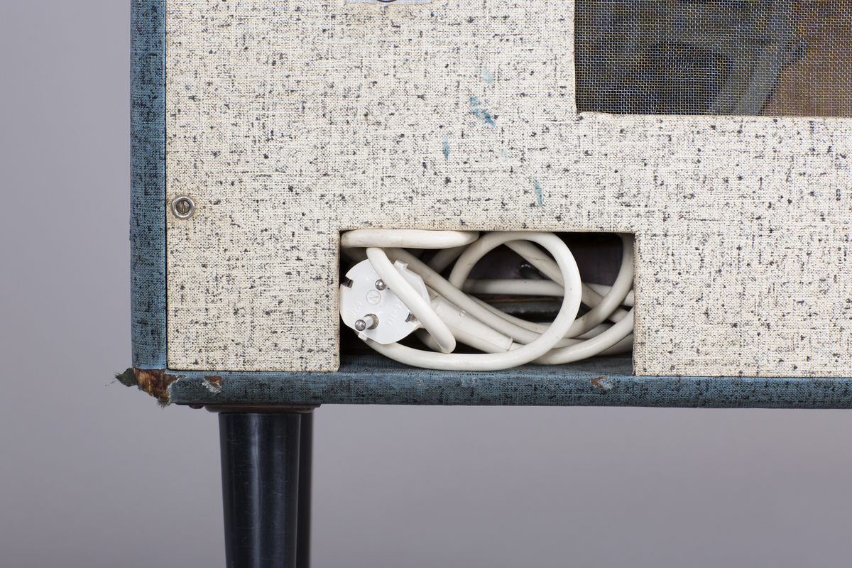 Rørforsterker med utgangseffekt på 10 watt. Kabinettet står på ben, med håndtak på overflaten. Det er tre mikrofoninnganger og to kanaler med tilhørende volumkontroller. I tillegg er det kontroller for bass, diskant og vibrato.