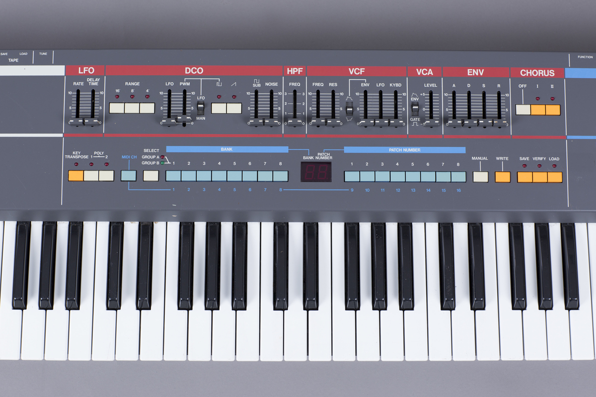 Hybrid polyfon synthesizer med analoge funksjoner og MIDI. Seks stemmer kan spilles av samtidig, 61 tangenter. 1 DCO (digitally controlled oscillator) pr stemme. Innebygd chorus.