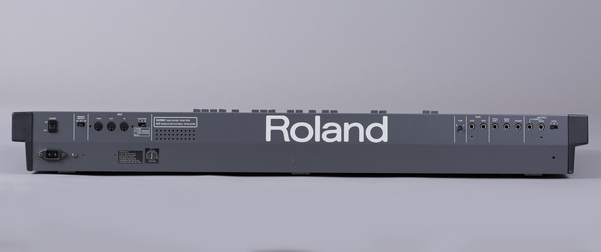 Hybrid polyfon synthesizer med analoge funksjoner og MIDI. Seks stemmer kan spilles av samtidig, 61 tangenter. 1 DCO (digitally controlled oscillator) pr stemme. Innebygd chorus.