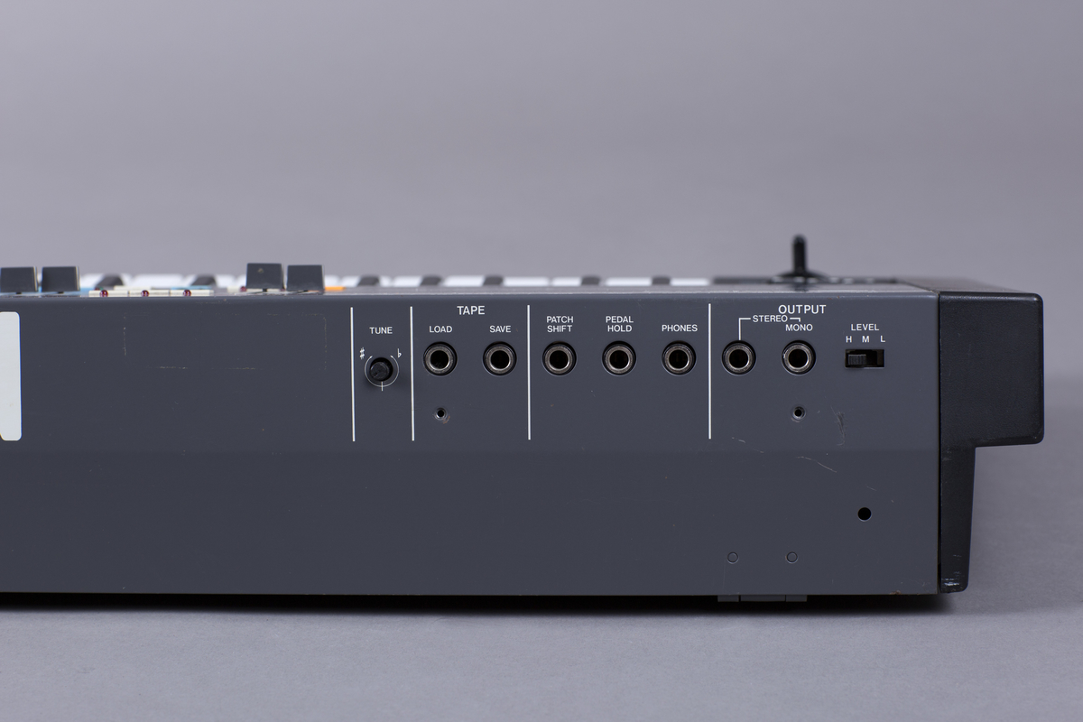 Hybrid polyfon synthesizer med analoge funksjoner og MIDI. Seks stemmer kan spilles av samtidig, 61 tangenter. 1 DCO (digitally controlled oscillator) pr stemme. Innebygd chorus.