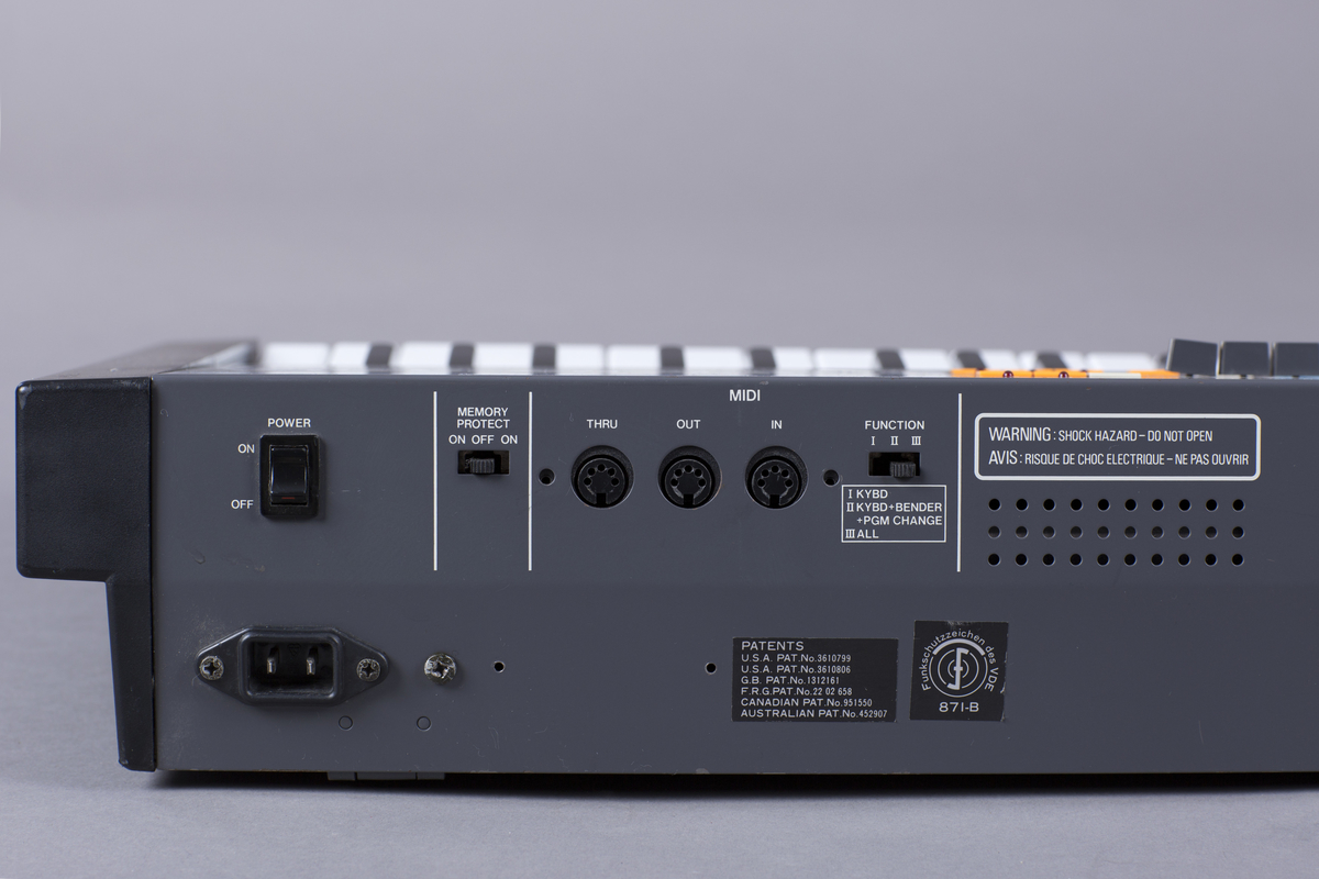 Hybrid polyfon synthesizer med analoge funksjoner og MIDI. Seks stemmer kan spilles av samtidig, 61 tangenter. 1 DCO (digitally controlled oscillator) pr stemme. Innebygd chorus.