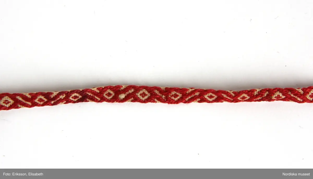 Huvudliggaren:
"Mansdräkt från Forsa sn."

A. Jacka längd
B. Knäbyxor längd 64,5 cm, benlängd 42 cm, luckbredd 48 cm, luckhöjd 11 cm
C. Väst längd 53 cm, kraghöjd 4,5 cm
D. Väst längd fram 44 cm, kraghöjd 7,5 cm
E. Mössa höjd 28 cm, omkrets 56 cm, uppslag 9-10 cm

A. Jacka, av mellanblå vadmal, 2 framstycken, 2 avsmalnande ryggstycken som slutar iskörtflikar. Isydd ärm formad med 2 sömmar och rynkor på ärmkullen, ståndkrage, runt alla kanter röd passepoal av ylletyg, knapphål sydda med röd lintråd på båda framstyckena, dubbelknäppt med 12 knappar klädda med rött tyg, helfodrad med oblekt linnelärft, 2 iskurna fickor med rödkantade ficklister. Malhål i kanterna.

B. Knäbyxor av svart vadmal, bred lucka med 4 knapphål Midjegjorden knäpps fram med 2 par knappar och knapphål, sprund bak med 2 par snörhål och sämskskinnsrem för hopsnörning.
6 mässingsknappar. Vid knät sprund knäppt med 5 ornerade mindre mässingsknappar. Knälinning knäppt med tränsat knapphål samt svartbrun knapp. Alla knappar fästade med sämskskinnsremsor. Helfodrade med halvblekt linnelärft.

C. Väst av randigt halvylle i korskypert med smala bomulls- och silkeränder. 2 framstycken, 2 bakstycken, krage med slag, dubbelknäppt med 6 par toppiga mässingsknappar med grönt mönster, 2 par knappar vid krage och slag, 2 stolpfickor, foder av grov oblekt linnelärft.
1 knapp saknas.

D. Väst av vit randad bomullspiké, ryggstycke av vit linnelärft, som även är foder i framstyckena. Dubbelknäppt med 9 par små överklädda knappar i samma tyg, två stolpfickor. Hög ståndkrage.

E. Toppmössa stickad av rött ullgarn i slätstickning och filtad.Uppslaget vidgat, mössan dubbel, i toppen en silketofs i blågrön färg. Sannolikt maskinstickad och färdigköpt.

Berit Eldvik 2004

