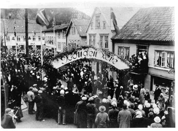 Fra kongebesøket - Kong Håkon vinker med sort hatt, Egersund