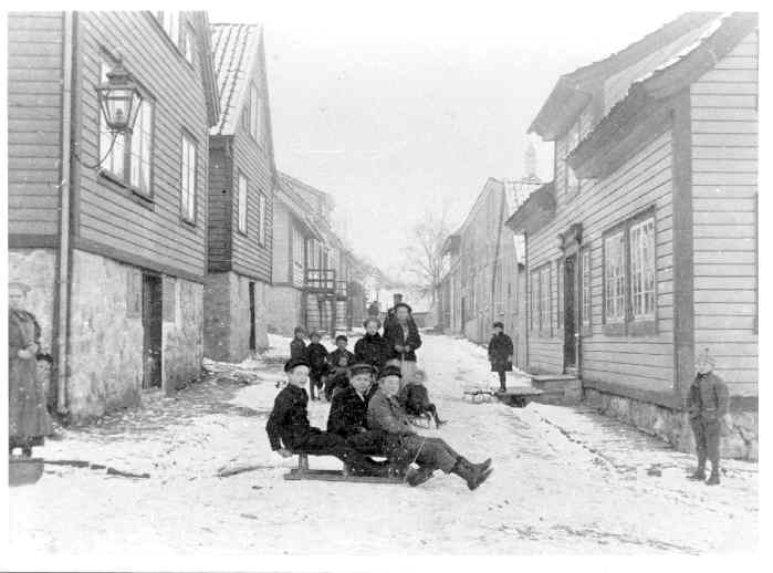 Barn på kjelke ned Skriveralmenningen, Egersund