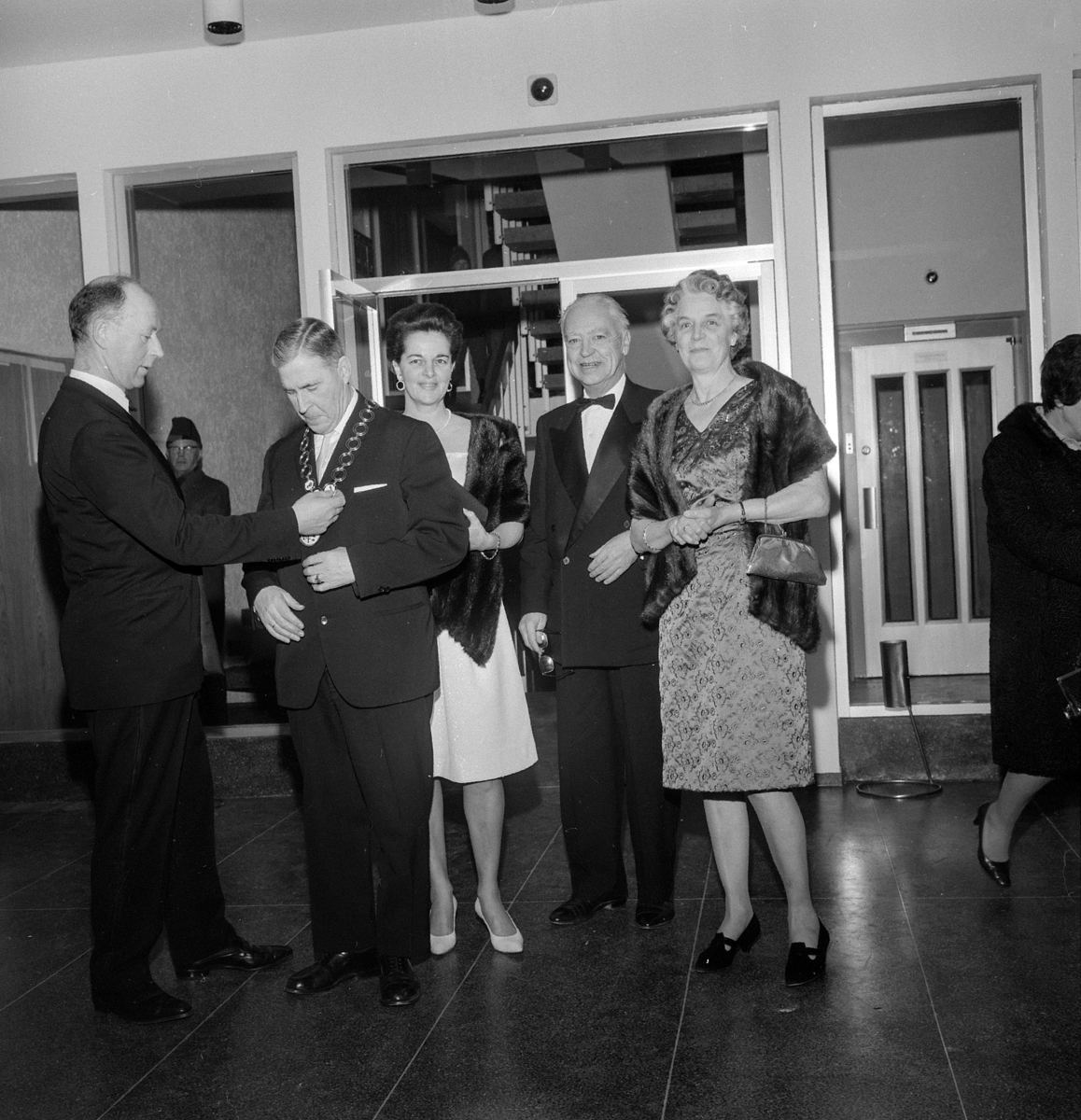 Hamar, Torggata 91, Sagatun kino, åpningsdagen 05.01.1968. Inviterte gjester, fra venstre: rådmann Tore Sanderud, ordfører Kristian Gundersen, ukjent, Borger Lenth, Eva Kløvstad født Jørgensen,