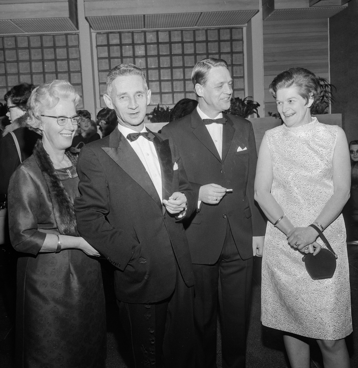 Sagatun kino, Hamar. Åpningsdagen 05.01.1968. Inviterte gjester, nr 3 f.v Egil O.Larsen?