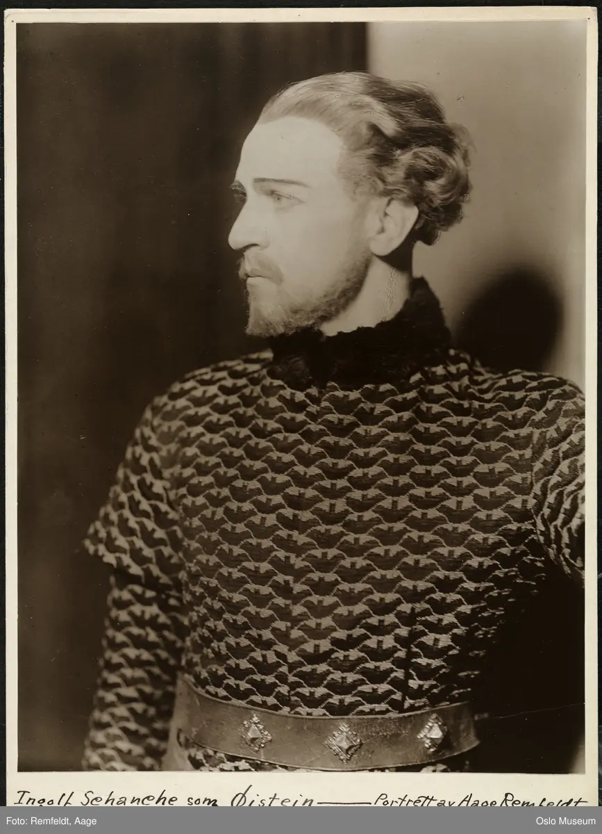 portrett, mann, skuespiller, rollebilde, Øistein i "Kongebrødrene" på Nationaltheatret, brystbilde, profil, kostyme