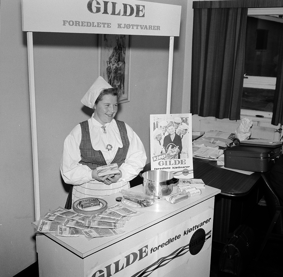 Hamar slakteri, Hed-Opp, Gilde, reklamestand, demonstrasjonstand, kjøttvarer. Kirsten Mikkelsen, bunad,