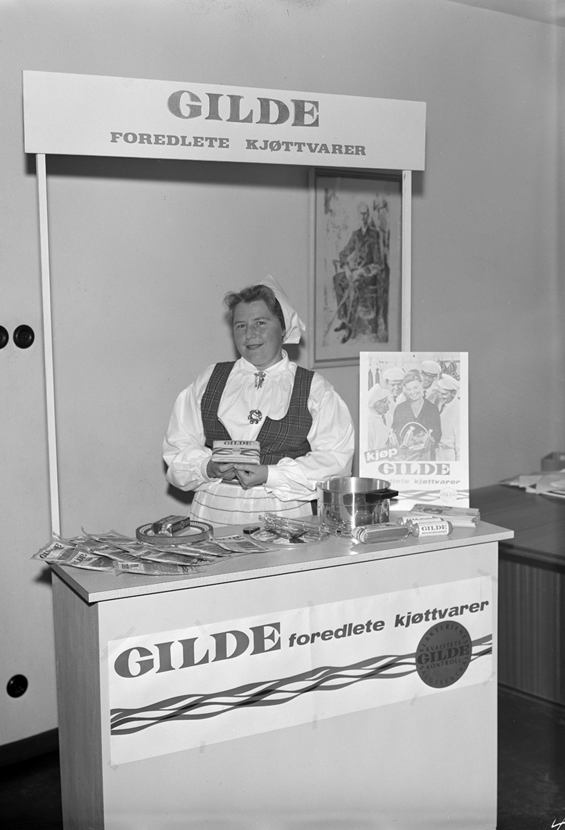Hamar slakteri, Hed-Opp, Gilde, reklamestand, demonstrasjonstand, kjøttvarer. Kirsten Mikkelsen, bunad,