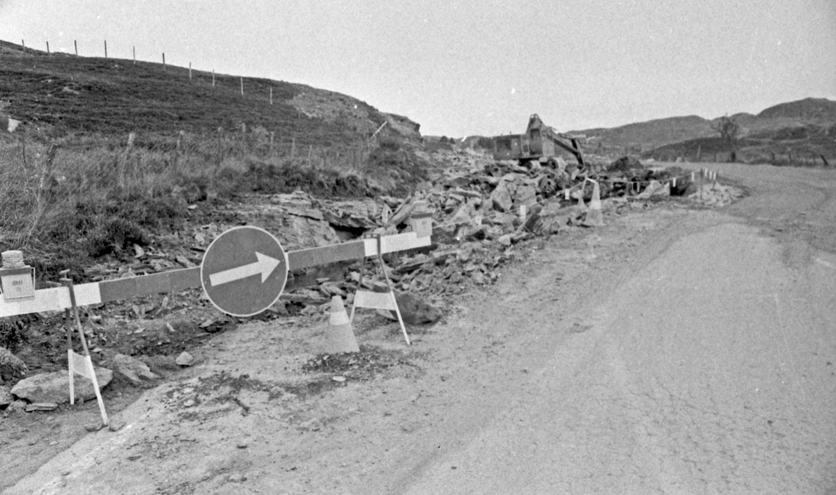 Veiarbeid. Avkjørselen til Buavåg. På Ekrene i Sveio.