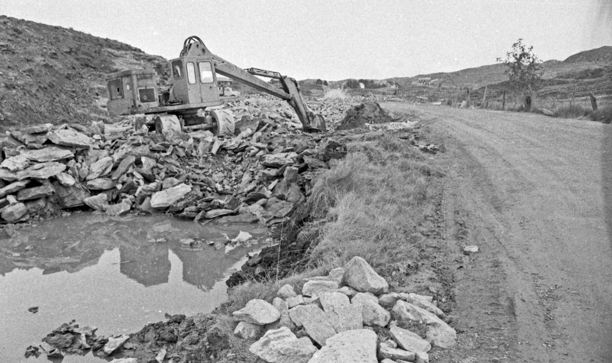 Veiarbeid. Avkjørselen til Buavåg. På Ekrene i Sveio.