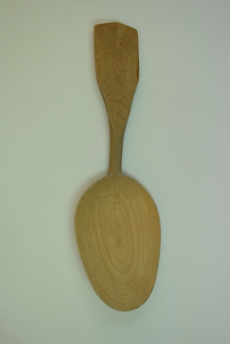 Treskei med kort skaft.