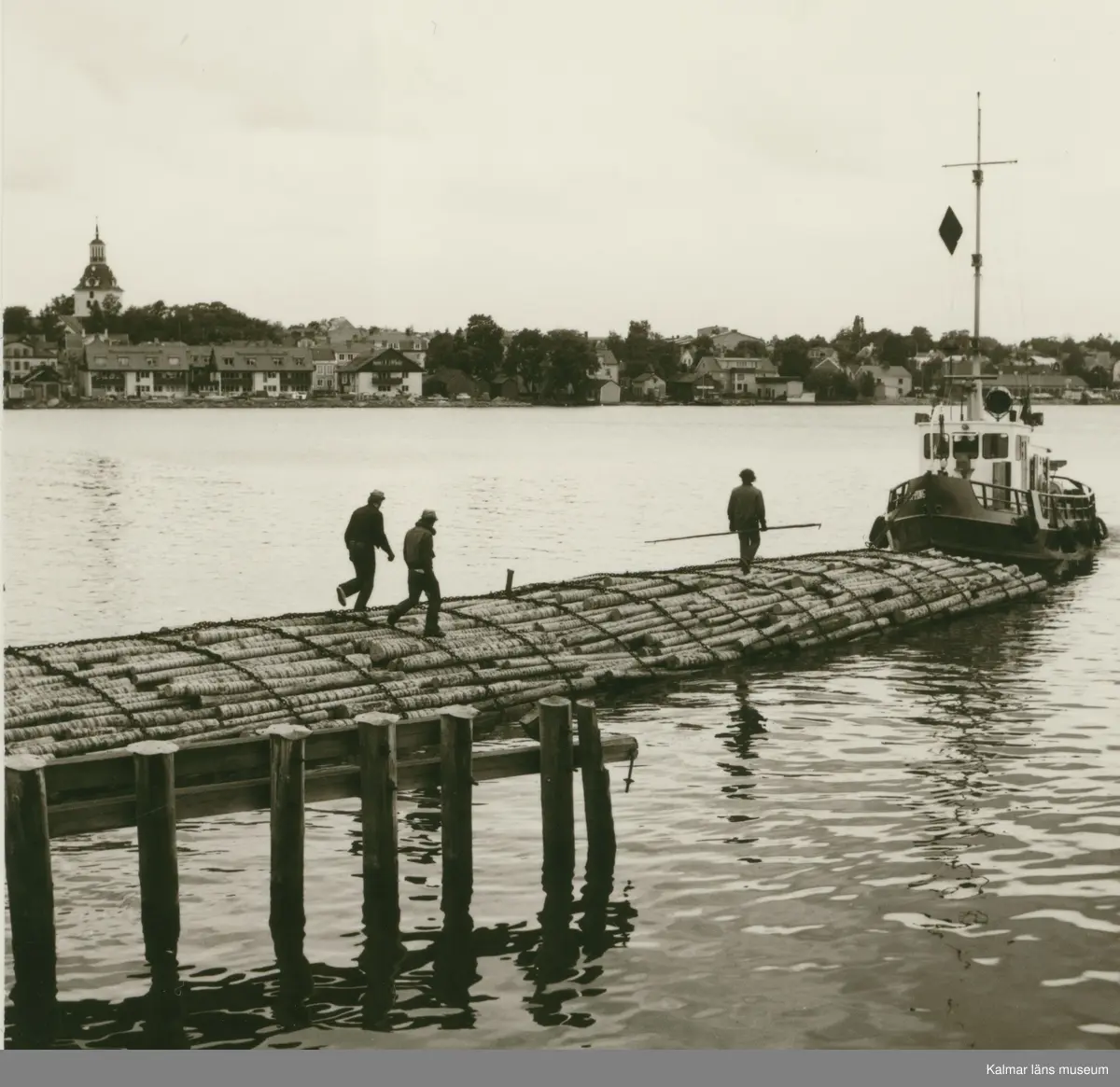 Bogserbåten Spring tillhörande Ingemar Hansson, Båtskärsnäs. Bogsering av timmer i Västervik.