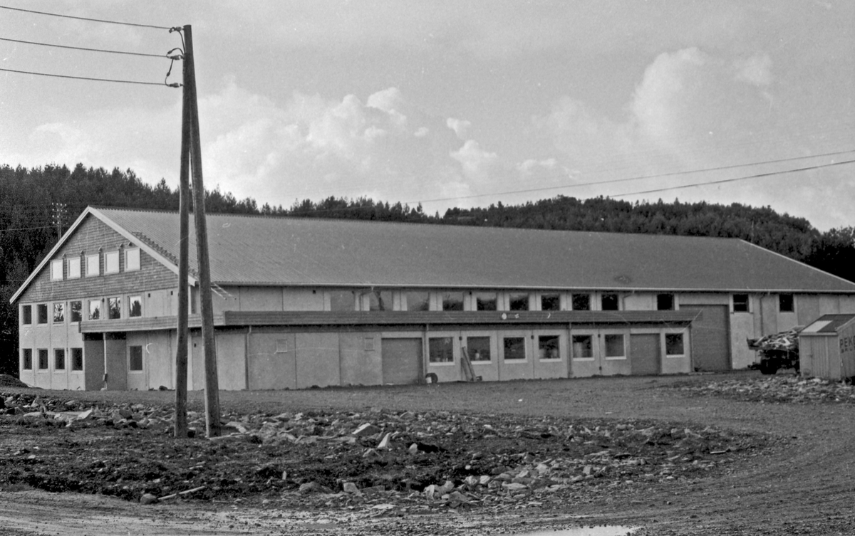 Peko brusfabrikk. Full produksjon av brus i fabrikklokalet.