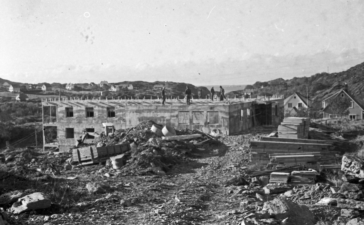 Langs kysten. Valevåg. Ferja ved kai.