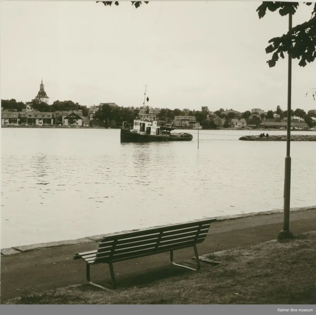 Bogserbåten Trafik, tillhörande Ingemar Hansson, Båtskärsnäs. Drar timmer i Västerviks hamn.