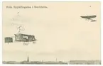 Vykort med fotomotiv från flygveckan i Stockholm i september-oktober 1910. Två flygplan i luften över Stockholm. Danske Robert Svendsen flyger till vänster i flygplan Gräshoppan och svenske Carl Cederström flyger till höger i sitt flygplan 