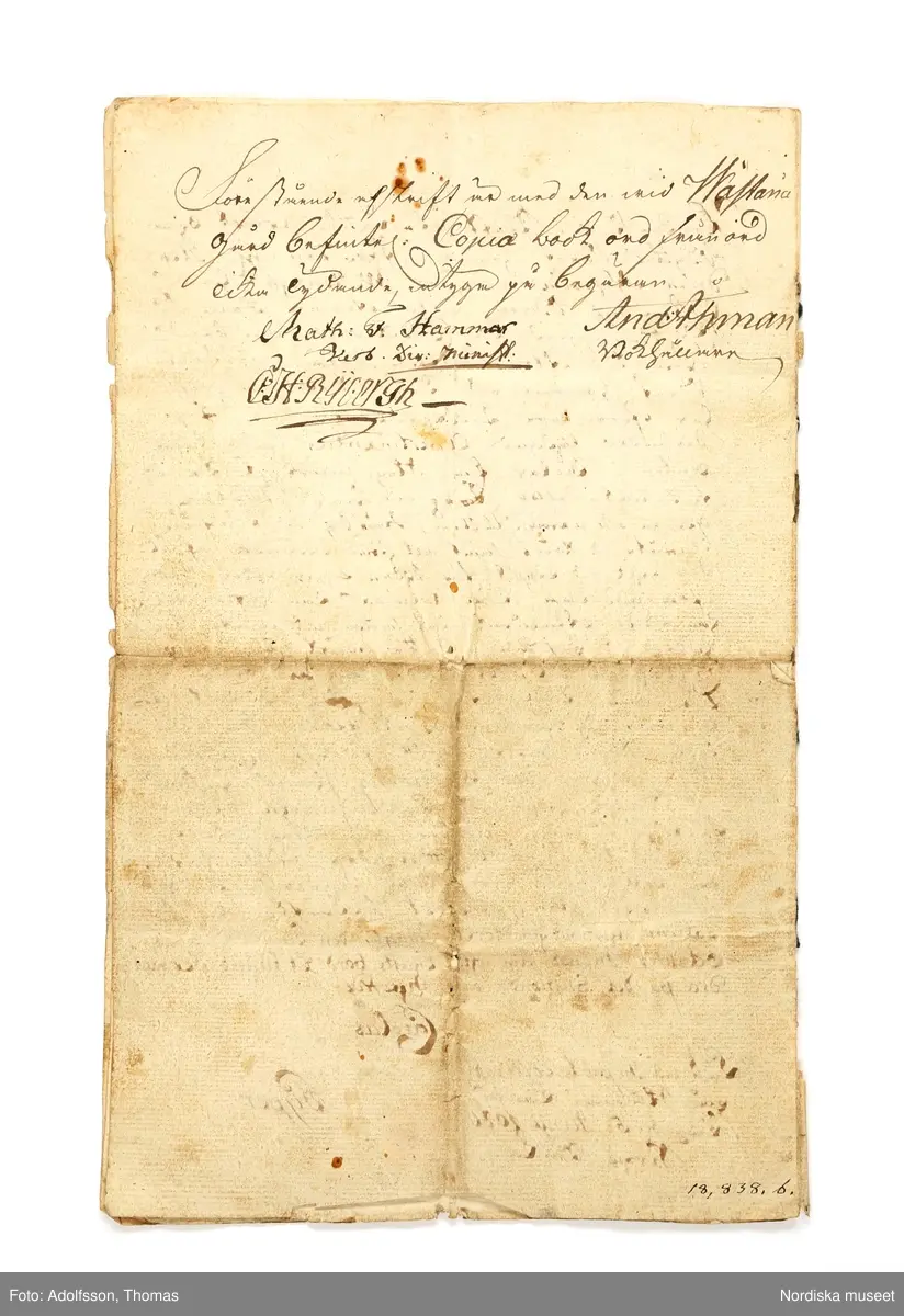 Huvudliggaren:
"Låda och handlingar som tillh. hattmakar-ämbetet i Eksjö.
a) Låda från 1870.
b) Handlingar
c) Nyckel av järn. L 7,5 cm.
Ink. gm stud P. G. Vistrand Ank. 21/6 1877"