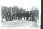 Flottarlag står uppställda för fotografering, tidigt 1900-tal.