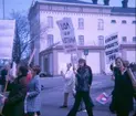 Första majtåg med demonstration mot Vietnamkriget vid Fängelsetorget i Västervik.