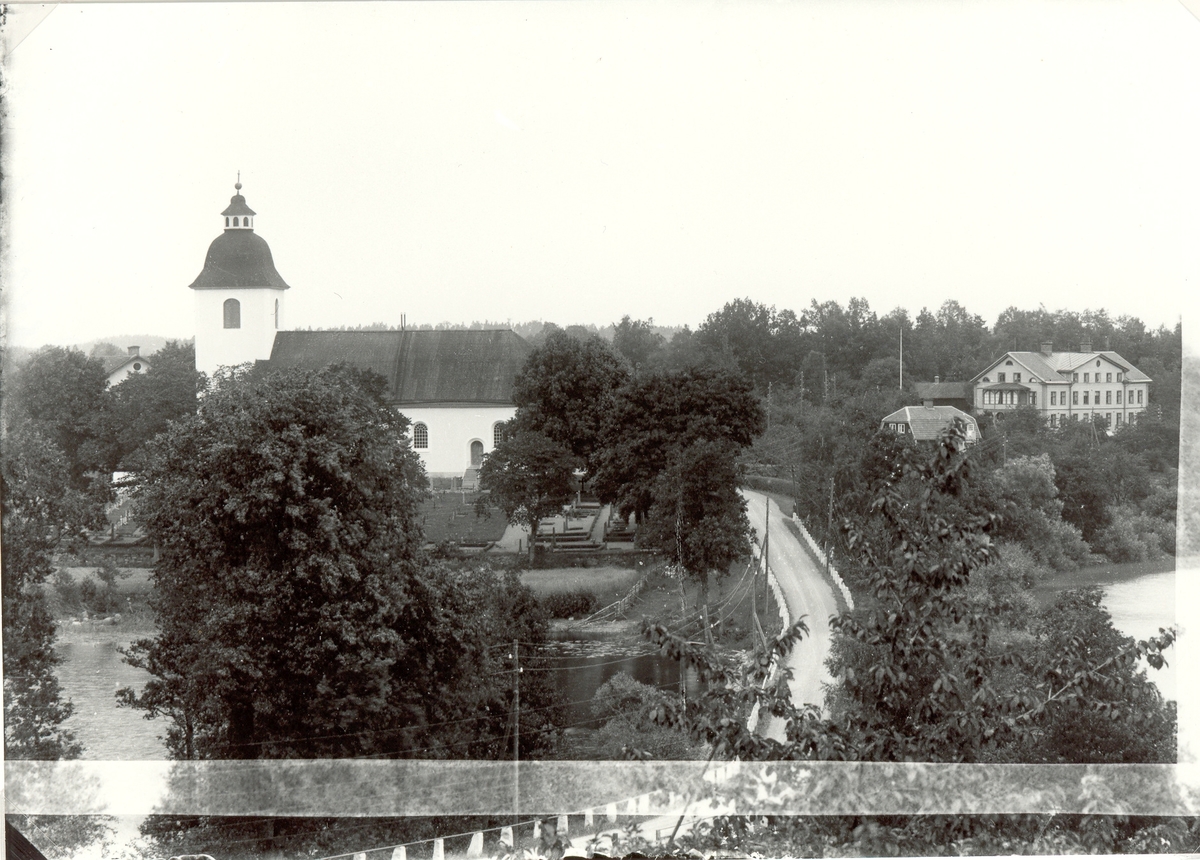 Hjorteds kyrka med sjön Hjorten till vänster och Sundbron. Byggnaden till höger är Hjorteds sjukhem och f.d dövstumskola.