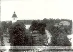 Hjorteds kyrka med sjön Hjorten till vänster, byggnaden till höger är Hjorteds sjukhem och f.d dövstumskola.