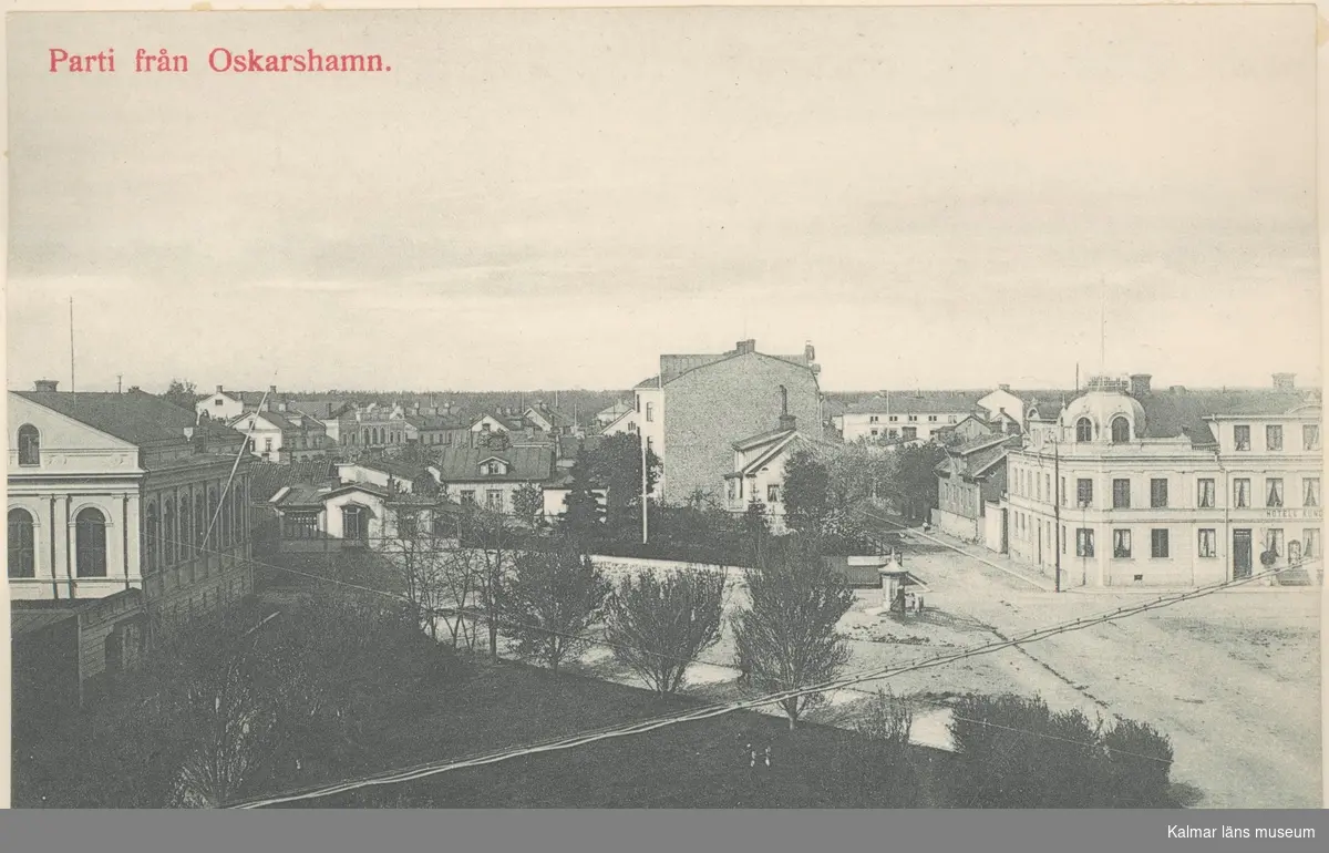 Parti från Oskarshamn vid Stora torget. Till vänster syns frimurarlogen.