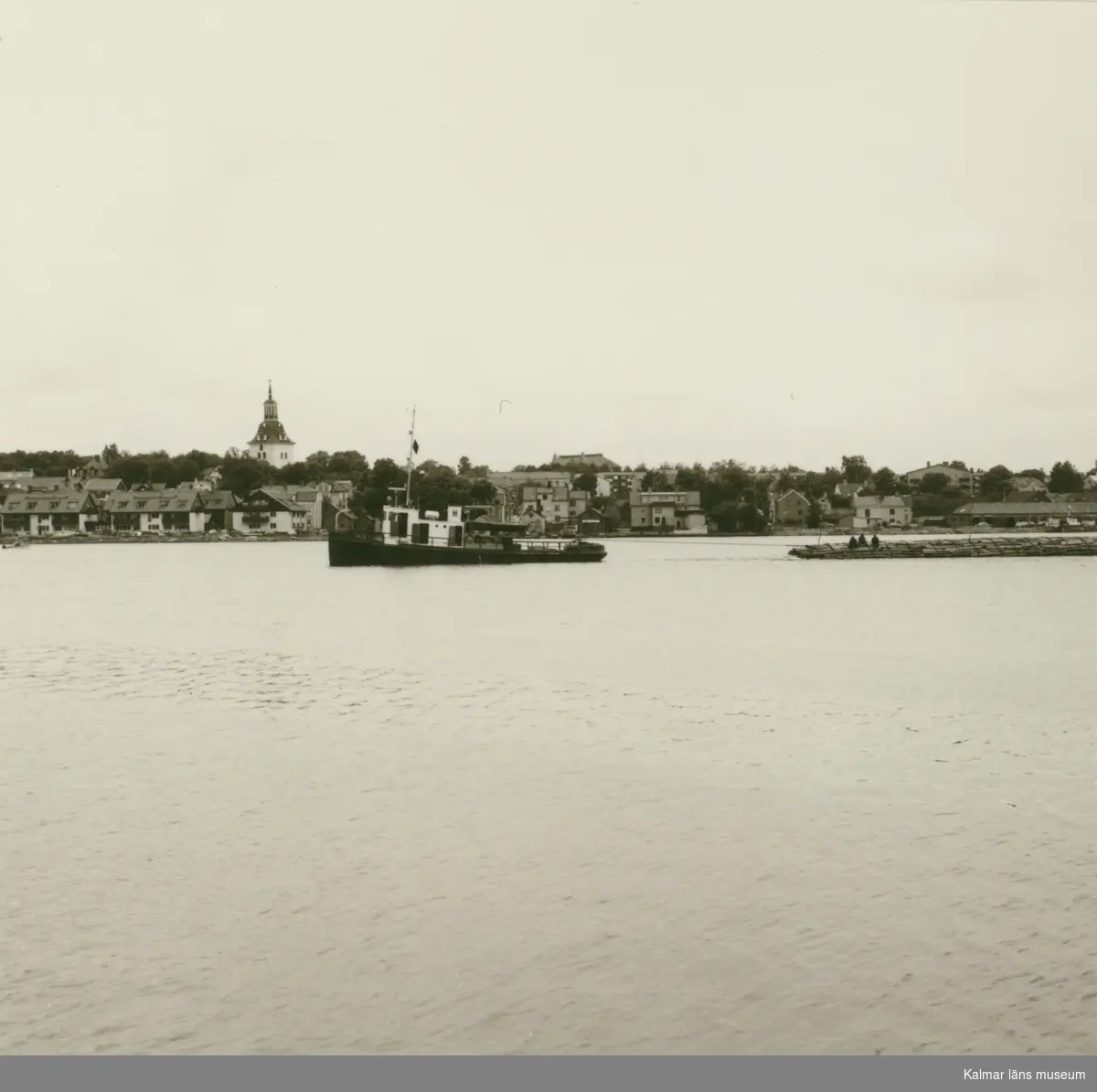 Bogserbåten Trafik tillhörande Ingemar Hansson, Båtskärsnäs. Timmerbogsering i Västerviks hamn.