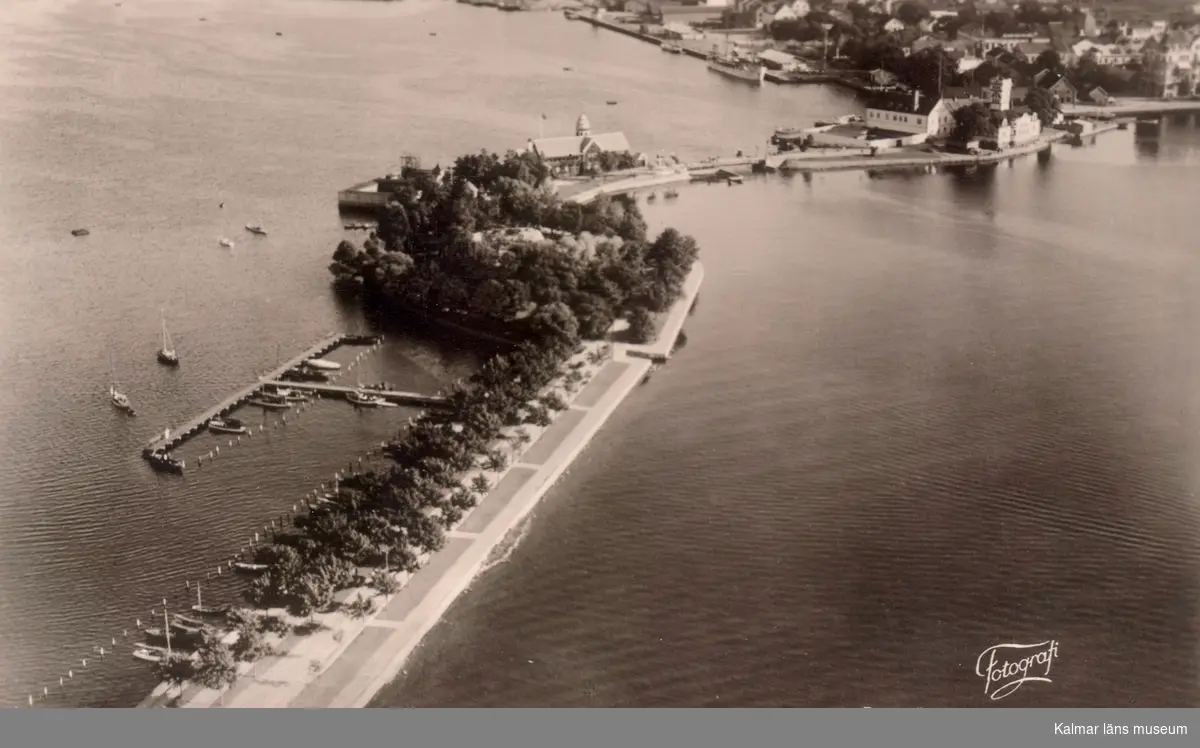 Vy från Slottsholmen i Västervik. På bilden syns kallbadhuset som förstördes i en eldsvåda 1950.