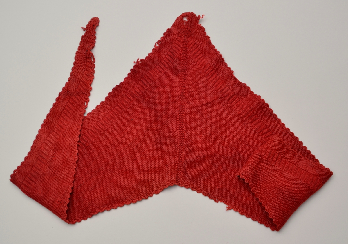 Raudt, strikka sjal med hekla kanting. V-form med kant midt på frå spiss og opp. Raudfargen er falma.