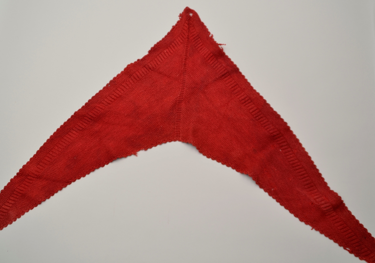 Raudt, strikka sjal med hekla kanting. V-form med kant midt på frå spiss og opp. Raudfargen er falma.