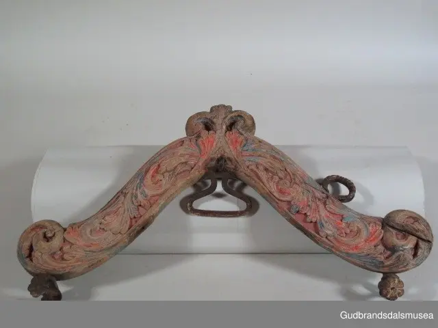 "A 100-161. 62 selatre og høvrel. Arbeid av Klukkstad, Skjaak-Ola, Sev. Gjerstad, Sylfest Skrinde osv. Alle fraa Lom og Skjaak. 30 selatre + 32 høvrel. NB. Desse tre er meste alle av dei eldste typur i Gudr.dalen; some skriv utan tvil fraa fyre reformasjonen". (jf. Katalog for Lom bygdesamling, 1925).
Høvre av bjørk, selvvokst emne med utskåret krone. 1 tømmering mangler, 1 tømmering av jern med 5 cm. lang hals ført gjennom treet til høvreundersiden. Herfra har feste for seleball (selepute) tidligere fortsatt i forlenging av halsen. Fester for seleballer har seinere blitt avfilt i nivå med høvreundersiden. Høvren har ingen hull for annen type seleballfeste. Jernfeste for ryggreim, midt på fremsiden, festet til øyeformet krok slik den er bevegelig. U-formet krok/hempe midt på baksiden, bruk uviss, har muligvis vært brukt til bjelleoppheng. Fester av jern med dekor for oppholdsreimer.
DEKOR. Utskåret krone, skåret akantusmotiv og profilerte kanter malt i blått, oransje opp på skurddekor og rød som bunnfarge. Eldste/underste malingslag på skurddekoren ser ut til å ha vært oransje, yngste blått. Smijernsdekor, små rosetter med 6 blader, på fester for oppholdsreimer. Høvret har en fyldig akantus som man kan se det i akantusskurden i perioden 1750-1800, rokokkoinspirerte stengelstubber med bladtunger og bladformer uten stengel. Den liljeformede krone på høvret er et stilelement som Ola Iverson Bræk, 1749-1833, ofte brukte på skapene sine. Malingsbruken med sterkere rød/oransje og blå farge tilhører det tidlige 1800-tallet. 
BRUK. Høvre og bogtre hører sammen. De utgjør de primære festeanordningene for seletøyet og medvirker til å fordele trekkbelastningen på en hensiktsmessig måte. Høvren er plassert fremme over ryggen på hesten. Den har huller eller ringer som tømmene blir ført igjennom og er i tillegg festepunkt for rygg- og bære-/oppholdsreimer. Bærereimene går videre nedover og er koplet til draget/skåken.
Bogtrærne er festet til hverandre over nakken med en nakkereim og rundt brystet med en brystreim. Midt på treet er det hull for feste av dråtten. Dråtten, en 6-7 cm. bred, stiv lærreim, blir i motsatt ende festet til draget/skåken.