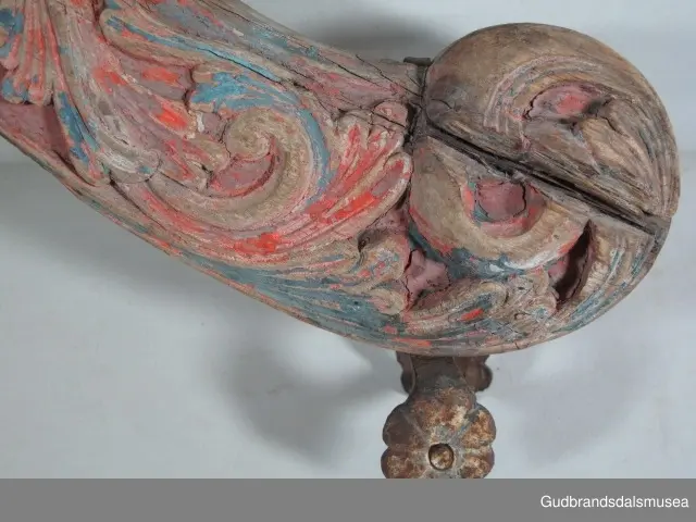 "A 100-161. 62 selatre og høvrel. Arbeid av Klukkstad, Skjaak-Ola, Sev. Gjerstad, Sylfest Skrinde osv. Alle fraa Lom og Skjaak. 30 selatre + 32 høvrel. NB. Desse tre er meste alle av dei eldste typur i Gudr.dalen; some skriv utan tvil fraa fyre reformasjonen". (jf. Katalog for Lom bygdesamling, 1925).
Høvre av bjørk, selvvokst emne med utskåret krone. 1 tømmering mangler, 1 tømmering av jern med 5 cm. lang hals ført gjennom treet til høvreundersiden. Herfra har feste for seleball (selepute) tidligere fortsatt i forlenging av halsen. Fester for seleballer har seinere blitt avfilt i nivå med høvreundersiden. Høvren har ingen hull for annen type seleballfeste. Jernfeste for ryggreim, midt på fremsiden, festet til øyeformet krok slik den er bevegelig. U-formet krok/hempe midt på baksiden, bruk uviss, har muligvis vært brukt til bjelleoppheng. Fester av jern med dekor for oppholdsreimer.
DEKOR. Utskåret krone, skåret akantusmotiv og profilerte kanter malt i blått, oransje opp på skurddekor og rød som bunnfarge. Eldste/underste malingslag på skurddekoren ser ut til å ha vært oransje, yngste blått. Smijernsdekor, små rosetter med 6 blader, på fester for oppholdsreimer. Høvret har en fyldig akantus som man kan se det i akantusskurden i perioden 1750-1800, rokokkoinspirerte stengelstubber med bladtunger og bladformer uten stengel. Den liljeformede krone på høvret er et stilelement som Ola Iverson Bræk, 1749-1833, ofte brukte på skapene sine. Malingsbruken med sterkere rød/oransje og blå farge tilhører det tidlige 1800-tallet. 
BRUK. Høvre og bogtre hører sammen. De utgjør de primære festeanordningene for seletøyet og medvirker til å fordele trekkbelastningen på en hensiktsmessig måte. Høvren er plassert fremme over ryggen på hesten. Den har huller eller ringer som tømmene blir ført igjennom og er i tillegg festepunkt for rygg- og bære-/oppholdsreimer. Bærereimene går videre nedover og er koplet til draget/skåken.
Bogtrærne er festet til hverandre over nakken med en nakkereim og rundt brystet med en brystreim. Midt på treet er det hull for feste av dråtten. Dråtten, en 6-7 cm. bred, stiv lærreim, blir i motsatt ende festet til draget/skåken.