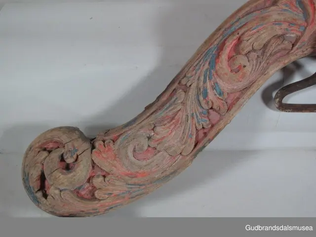 "A 100-161. 62 selatre og høvrel. Arbeid av Klukkstad, Skjaak-Ola, Sev. Gjerstad, Sylfest Skrinde osv. Alle fraa Lom og Skjaak. 30 selatre + 32 høvrel. NB. Desse tre er meste alle av dei eldste typur i Gudr.dalen; some skriv utan tvil fraa fyre reformasjonen". (jf. Katalog for Lom bygdesamling, 1925).
Høvre av bjørk, selvvokst emne med utskåret krone. 1 tømmering mangler, 1 tømmering av jern med 5 cm. lang hals ført gjennom treet til høvreundersiden. Herfra har feste for seleball (selepute) tidligere fortsatt i forlenging av halsen. Fester for seleballer har seinere blitt avfilt i nivå med høvreundersiden. Høvren har ingen hull for annen type seleballfeste. Jernfeste for ryggreim, midt på fremsiden, festet til øyeformet krok slik den er bevegelig. U-formet krok/hempe midt på baksiden, bruk uviss, har muligvis vært brukt til bjelleoppheng. Fester av jern med dekor for oppholdsreimer.
DEKOR. Utskåret krone, skåret akantusmotiv og profilerte kanter malt i blått, oransje opp på skurddekor og rød som bunnfarge. Eldste/underste malingslag på skurddekoren ser ut til å ha vært oransje, yngste blått. Smijernsdekor, små rosetter med 6 blader, på fester for oppholdsreimer. Høvret har en fyldig akantus som man kan se det i akantusskurden i perioden 1750-1800, rokokkoinspirerte stengelstubber med bladtunger og bladformer uten stengel. Den liljeformede krone på høvret er et stilelement som Ola Iverson Bræk, 1749-1833, ofte brukte på skapene sine. Malingsbruken med sterkere rød/oransje og blå farge tilhører det tidlige 1800-tallet. 
BRUK. Høvre og bogtre hører sammen. De utgjør de primære festeanordningene for seletøyet og medvirker til å fordele trekkbelastningen på en hensiktsmessig måte. Høvren er plassert fremme over ryggen på hesten. Den har huller eller ringer som tømmene blir ført igjennom og er i tillegg festepunkt for rygg- og bære-/oppholdsreimer. Bærereimene går videre nedover og er koplet til draget/skåken.
Bogtrærne er festet til hverandre over nakken med en nakkereim og rundt brystet med en brystreim. Midt på treet er det hull for feste av dråtten. Dråtten, en 6-7 cm. bred, stiv lærreim, blir i motsatt ende festet til draget/skåken.