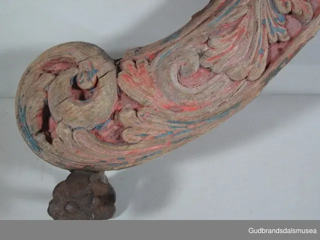 "A 100-161. 62 selatre og høvrel. Arbeid av Klukkstad, Skjaak-Ola, Sev. Gjerstad, Sylfest Skrinde osv. Alle fraa Lom og Skjaak. 30 selatre + 32 høvrel. NB. Desse tre er meste alle av dei eldste typur i Gudr.dalen; some skriv utan tvil fraa fyre reformasjonen". (jf. Katalog for Lom bygdesamling, 1925).
Høvre av bjørk, selvvokst emne med utskåret krone. 1 tømmering mangler, 1 tømmering av jern med 5 cm. lang hals ført gjennom treet til høvreundersiden. Herfra har feste for seleball (selepute) tidligere fortsatt i forlenging av halsen. Fester for seleballer har seinere blitt avfilt i nivå med høvreundersiden. Høvren har ingen hull for annen type seleballfeste. Jernfeste for ryggreim, midt på fremsiden, festet til øyeformet krok slik den er bevegelig. U-formet krok/hempe midt på baksiden, bruk uviss, har muligvis vært brukt til bjelleoppheng. Fester av jern med dekor for oppholdsreimer.
DEKOR. Utskåret krone, skåret akantusmotiv og profilerte kanter malt i blått, oransje opp på skurddekor og rød som bunnfarge. Eldste/underste malingslag på skurddekoren ser ut til å ha vært oransje, yngste blått. Smijernsdekor, små rosetter med 6 blader, på fester for oppholdsreimer. Høvret har en fyldig akantus som man kan se det i akantusskurden i perioden 1750-1800, rokokkoinspirerte stengelstubber med bladtunger og bladformer uten stengel. Den liljeformede krone på høvret er et stilelement som Ola Iverson Bræk, 1749-1833, ofte brukte på skapene sine. Malingsbruken med sterkere rød/oransje og blå farge tilhører det tidlige 1800-tallet. 
BRUK. Høvre og bogtre hører sammen. De utgjør de primære festeanordningene for seletøyet og medvirker til å fordele trekkbelastningen på en hensiktsmessig måte. Høvren er plassert fremme over ryggen på hesten. Den har huller eller ringer som tømmene blir ført igjennom og er i tillegg festepunkt for rygg- og bære-/oppholdsreimer. Bærereimene går videre nedover og er koplet til draget/skåken.
Bogtrærne er festet til hverandre over nakken med en nakkereim og rundt brystet med en brystreim. Midt på treet er det hull for feste av dråtten. Dråtten, en 6-7 cm. bred, stiv lærreim, blir i motsatt ende festet til draget/skåken.