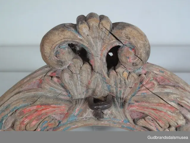 "A 100-161. 62 selatre og høvrel. Arbeid av Klukkstad, Skjaak-Ola, Sev. Gjerstad, Sylfest Skrinde osv. Alle fraa Lom og Skjaak. 30 selatre + 32 høvrel. NB. Desse tre er meste alle av dei eldste typur i Gudr.dalen; some skriv utan tvil fraa fyre reformasjonen". (jf. Katalog for Lom bygdesamling, 1925).
Høvre av bjørk, selvvokst emne med utskåret krone. 1 tømmering mangler, 1 tømmering av jern med 5 cm. lang hals ført gjennom treet til høvreundersiden. Herfra har feste for seleball (selepute) tidligere fortsatt i forlenging av halsen. Fester for seleballer har seinere blitt avfilt i nivå med høvreundersiden. Høvren har ingen hull for annen type seleballfeste. Jernfeste for ryggreim, midt på fremsiden, festet til øyeformet krok slik den er bevegelig. U-formet krok/hempe midt på baksiden, bruk uviss, har muligvis vært brukt til bjelleoppheng. Fester av jern med dekor for oppholdsreimer.
DEKOR. Utskåret krone, skåret akantusmotiv og profilerte kanter malt i blått, oransje opp på skurddekor og rød som bunnfarge. Eldste/underste malingslag på skurddekoren ser ut til å ha vært oransje, yngste blått. Smijernsdekor, små rosetter med 6 blader, på fester for oppholdsreimer. Høvret har en fyldig akantus som man kan se det i akantusskurden i perioden 1750-1800, rokokkoinspirerte stengelstubber med bladtunger og bladformer uten stengel. Den liljeformede krone på høvret er et stilelement som Ola Iverson Bræk, 1749-1833, ofte brukte på skapene sine. Malingsbruken med sterkere rød/oransje og blå farge tilhører det tidlige 1800-tallet. 
BRUK. Høvre og bogtre hører sammen. De utgjør de primære festeanordningene for seletøyet og medvirker til å fordele trekkbelastningen på en hensiktsmessig måte. Høvren er plassert fremme over ryggen på hesten. Den har huller eller ringer som tømmene blir ført igjennom og er i tillegg festepunkt for rygg- og bære-/oppholdsreimer. Bærereimene går videre nedover og er koplet til draget/skåken.
Bogtrærne er festet til hverandre over nakken med en nakkereim og rundt brystet med en brystreim. Midt på treet er det hull for feste av dråtten. Dråtten, en 6-7 cm. bred, stiv lærreim, blir i motsatt ende festet til draget/skåken.