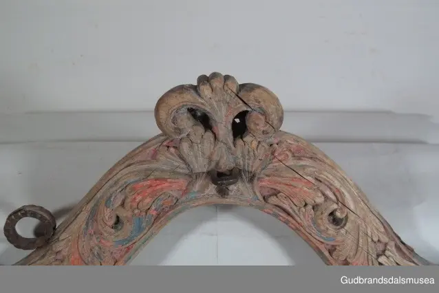 "A 100-161. 62 selatre og høvrel. Arbeid av Klukkstad, Skjaak-Ola, Sev. Gjerstad, Sylfest Skrinde osv. Alle fraa Lom og Skjaak. 30 selatre + 32 høvrel. NB. Desse tre er meste alle av dei eldste typur i Gudr.dalen; some skriv utan tvil fraa fyre reformasjonen". (jf. Katalog for Lom bygdesamling, 1925).
Høvre av bjørk, selvvokst emne med utskåret krone. 1 tømmering mangler, 1 tømmering av jern med 5 cm. lang hals ført gjennom treet til høvreundersiden. Herfra har feste for seleball (selepute) tidligere fortsatt i forlenging av halsen. Fester for seleballer har seinere blitt avfilt i nivå med høvreundersiden. Høvren har ingen hull for annen type seleballfeste. Jernfeste for ryggreim, midt på fremsiden, festet til øyeformet krok slik den er bevegelig. U-formet krok/hempe midt på baksiden, bruk uviss, har muligvis vært brukt til bjelleoppheng. Fester av jern med dekor for oppholdsreimer.
DEKOR. Utskåret krone, skåret akantusmotiv og profilerte kanter malt i blått, oransje opp på skurddekor og rød som bunnfarge. Eldste/underste malingslag på skurddekoren ser ut til å ha vært oransje, yngste blått. Smijernsdekor, små rosetter med 6 blader, på fester for oppholdsreimer. Høvret har en fyldig akantus som man kan se det i akantusskurden i perioden 1750-1800, rokokkoinspirerte stengelstubber med bladtunger og bladformer uten stengel. Den liljeformede krone på høvret er et stilelement som Ola Iverson Bræk, 1749-1833, ofte brukte på skapene sine. Malingsbruken med sterkere rød/oransje og blå farge tilhører det tidlige 1800-tallet. 
BRUK. Høvre og bogtre hører sammen. De utgjør de primære festeanordningene for seletøyet og medvirker til å fordele trekkbelastningen på en hensiktsmessig måte. Høvren er plassert fremme over ryggen på hesten. Den har huller eller ringer som tømmene blir ført igjennom og er i tillegg festepunkt for rygg- og bære-/oppholdsreimer. Bærereimene går videre nedover og er koplet til draget/skåken.
Bogtrærne er festet til hverandre over nakken med en nakkereim og rundt brystet med en brystreim. Midt på treet er det hull for feste av dråtten. Dråtten, en 6-7 cm. bred, stiv lærreim, blir i motsatt ende festet til draget/skåken.