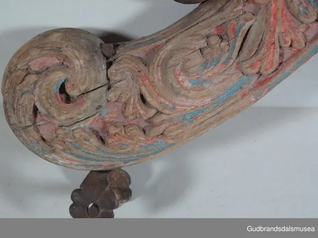 "A 100-161. 62 selatre og høvrel. Arbeid av Klukkstad, Skjaak-Ola, Sev. Gjerstad, Sylfest Skrinde osv. Alle fraa Lom og Skjaak. 30 selatre + 32 høvrel. NB. Desse tre er meste alle av dei eldste typur i Gudr.dalen; some skriv utan tvil fraa fyre reformasjonen". (jf. Katalog for Lom bygdesamling, 1925).
Høvre av bjørk, selvvokst emne med utskåret krone. 1 tømmering mangler, 1 tømmering av jern med 5 cm. lang hals ført gjennom treet til høvreundersiden. Herfra har feste for seleball (selepute) tidligere fortsatt i forlenging av halsen. Fester for seleballer har seinere blitt avfilt i nivå med høvreundersiden. Høvren har ingen hull for annen type seleballfeste. Jernfeste for ryggreim, midt på fremsiden, festet til øyeformet krok slik den er bevegelig. U-formet krok/hempe midt på baksiden, bruk uviss, har muligvis vært brukt til bjelleoppheng. Fester av jern med dekor for oppholdsreimer.
DEKOR. Utskåret krone, skåret akantusmotiv og profilerte kanter malt i blått, oransje opp på skurddekor og rød som bunnfarge. Eldste/underste malingslag på skurddekoren ser ut til å ha vært oransje, yngste blått. Smijernsdekor, små rosetter med 6 blader, på fester for oppholdsreimer. Høvret har en fyldig akantus som man kan se det i akantusskurden i perioden 1750-1800, rokokkoinspirerte stengelstubber med bladtunger og bladformer uten stengel. Den liljeformede krone på høvret er et stilelement som Ola Iverson Bræk, 1749-1833, ofte brukte på skapene sine. Malingsbruken med sterkere rød/oransje og blå farge tilhører det tidlige 1800-tallet. 
BRUK. Høvre og bogtre hører sammen. De utgjør de primære festeanordningene for seletøyet og medvirker til å fordele trekkbelastningen på en hensiktsmessig måte. Høvren er plassert fremme over ryggen på hesten. Den har huller eller ringer som tømmene blir ført igjennom og er i tillegg festepunkt for rygg- og bære-/oppholdsreimer. Bærereimene går videre nedover og er koplet til draget/skåken.
Bogtrærne er festet til hverandre over nakken med en nakkereim og rundt brystet med en brystreim. Midt på treet er det hull for feste av dråtten. Dråtten, en 6-7 cm. bred, stiv lærreim, blir i motsatt ende festet til draget/skåken.