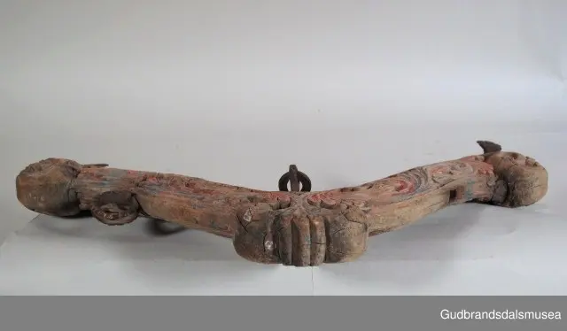 "A 100-161. 62 selatre og høvrel. Arbeid av Klukkstad, Skjaak-Ola, Sev. Gjerstad, Sylfest Skrinde osv. Alle fraa Lom og Skjaak. 30 selatre + 32 høvrel. NB. Desse tre er meste alle av dei eldste typur i Gudr.dalen; some skriv utan tvil fraa fyre reformasjonen". (jf. Katalog for Lom bygdesamling, 1925).
Høvre av bjørk, selvvokst emne med utskåret krone. 1 tømmering mangler, 1 tømmering av jern med 5 cm. lang hals ført gjennom treet til høvreundersiden. Herfra har feste for seleball (selepute) tidligere fortsatt i forlenging av halsen. Fester for seleballer har seinere blitt avfilt i nivå med høvreundersiden. Høvren har ingen hull for annen type seleballfeste. Jernfeste for ryggreim, midt på fremsiden, festet til øyeformet krok slik den er bevegelig. U-formet krok/hempe midt på baksiden, bruk uviss, har muligvis vært brukt til bjelleoppheng. Fester av jern med dekor for oppholdsreimer.
DEKOR. Utskåret krone, skåret akantusmotiv og profilerte kanter malt i blått, oransje opp på skurddekor og rød som bunnfarge. Eldste/underste malingslag på skurddekoren ser ut til å ha vært oransje, yngste blått. Smijernsdekor, små rosetter med 6 blader, på fester for oppholdsreimer. Høvret har en fyldig akantus som man kan se det i akantusskurden i perioden 1750-1800, rokokkoinspirerte stengelstubber med bladtunger og bladformer uten stengel. Den liljeformede krone på høvret er et stilelement som Ola Iverson Bræk, 1749-1833, ofte brukte på skapene sine. Malingsbruken med sterkere rød/oransje og blå farge tilhører det tidlige 1800-tallet. 
BRUK. Høvre og bogtre hører sammen. De utgjør de primære festeanordningene for seletøyet og medvirker til å fordele trekkbelastningen på en hensiktsmessig måte. Høvren er plassert fremme over ryggen på hesten. Den har huller eller ringer som tømmene blir ført igjennom og er i tillegg festepunkt for rygg- og bære-/oppholdsreimer. Bærereimene går videre nedover og er koplet til draget/skåken.
Bogtrærne er festet til hverandre over nakken med en nakkereim og rundt brystet med en brystreim. Midt på treet er det hull for feste av dråtten. Dråtten, en 6-7 cm. bred, stiv lærreim, blir i motsatt ende festet til draget/skåken.