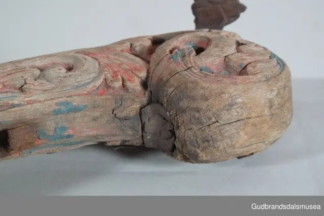 "A 100-161. 62 selatre og høvrel. Arbeid av Klukkstad, Skjaak-Ola, Sev. Gjerstad, Sylfest Skrinde osv. Alle fraa Lom og Skjaak. 30 selatre + 32 høvrel. NB. Desse tre er meste alle av dei eldste typur i Gudr.dalen; some skriv utan tvil fraa fyre reformasjonen". (jf. Katalog for Lom bygdesamling, 1925).
Høvre av bjørk, selvvokst emne med utskåret krone. 1 tømmering mangler, 1 tømmering av jern med 5 cm. lang hals ført gjennom treet til høvreundersiden. Herfra har feste for seleball (selepute) tidligere fortsatt i forlenging av halsen. Fester for seleballer har seinere blitt avfilt i nivå med høvreundersiden. Høvren har ingen hull for annen type seleballfeste. Jernfeste for ryggreim, midt på fremsiden, festet til øyeformet krok slik den er bevegelig. U-formet krok/hempe midt på baksiden, bruk uviss, har muligvis vært brukt til bjelleoppheng. Fester av jern med dekor for oppholdsreimer.
DEKOR. Utskåret krone, skåret akantusmotiv og profilerte kanter malt i blått, oransje opp på skurddekor og rød som bunnfarge. Eldste/underste malingslag på skurddekoren ser ut til å ha vært oransje, yngste blått. Smijernsdekor, små rosetter med 6 blader, på fester for oppholdsreimer. Høvret har en fyldig akantus som man kan se det i akantusskurden i perioden 1750-1800, rokokkoinspirerte stengelstubber med bladtunger og bladformer uten stengel. Den liljeformede krone på høvret er et stilelement som Ola Iverson Bræk, 1749-1833, ofte brukte på skapene sine. Malingsbruken med sterkere rød/oransje og blå farge tilhører det tidlige 1800-tallet. 
BRUK. Høvre og bogtre hører sammen. De utgjør de primære festeanordningene for seletøyet og medvirker til å fordele trekkbelastningen på en hensiktsmessig måte. Høvren er plassert fremme over ryggen på hesten. Den har huller eller ringer som tømmene blir ført igjennom og er i tillegg festepunkt for rygg- og bære-/oppholdsreimer. Bærereimene går videre nedover og er koplet til draget/skåken.
Bogtrærne er festet til hverandre over nakken med en nakkereim og rundt brystet med en brystreim. Midt på treet er det hull for feste av dråtten. Dråtten, en 6-7 cm. bred, stiv lærreim, blir i motsatt ende festet til draget/skåken.