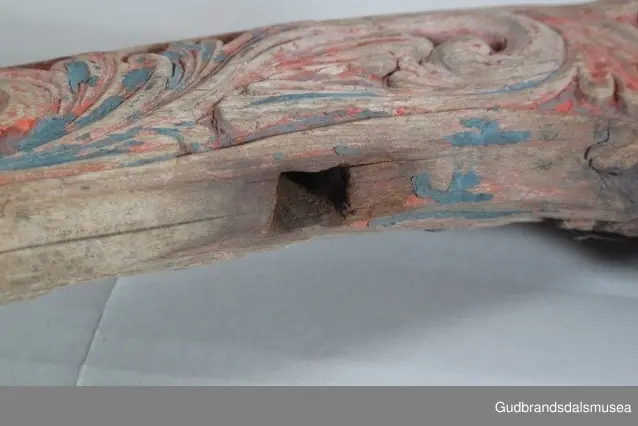 "A 100-161. 62 selatre og høvrel. Arbeid av Klukkstad, Skjaak-Ola, Sev. Gjerstad, Sylfest Skrinde osv. Alle fraa Lom og Skjaak. 30 selatre + 32 høvrel. NB. Desse tre er meste alle av dei eldste typur i Gudr.dalen; some skriv utan tvil fraa fyre reformasjonen". (jf. Katalog for Lom bygdesamling, 1925).
Høvre av bjørk, selvvokst emne med utskåret krone. 1 tømmering mangler, 1 tømmering av jern med 5 cm. lang hals ført gjennom treet til høvreundersiden. Herfra har feste for seleball (selepute) tidligere fortsatt i forlenging av halsen. Fester for seleballer har seinere blitt avfilt i nivå med høvreundersiden. Høvren har ingen hull for annen type seleballfeste. Jernfeste for ryggreim, midt på fremsiden, festet til øyeformet krok slik den er bevegelig. U-formet krok/hempe midt på baksiden, bruk uviss, har muligvis vært brukt til bjelleoppheng. Fester av jern med dekor for oppholdsreimer.
DEKOR. Utskåret krone, skåret akantusmotiv og profilerte kanter malt i blått, oransje opp på skurddekor og rød som bunnfarge. Eldste/underste malingslag på skurddekoren ser ut til å ha vært oransje, yngste blått. Smijernsdekor, små rosetter med 6 blader, på fester for oppholdsreimer. Høvret har en fyldig akantus som man kan se det i akantusskurden i perioden 1750-1800, rokokkoinspirerte stengelstubber med bladtunger og bladformer uten stengel. Den liljeformede krone på høvret er et stilelement som Ola Iverson Bræk, 1749-1833, ofte brukte på skapene sine. Malingsbruken med sterkere rød/oransje og blå farge tilhører det tidlige 1800-tallet. 
BRUK. Høvre og bogtre hører sammen. De utgjør de primære festeanordningene for seletøyet og medvirker til å fordele trekkbelastningen på en hensiktsmessig måte. Høvren er plassert fremme over ryggen på hesten. Den har huller eller ringer som tømmene blir ført igjennom og er i tillegg festepunkt for rygg- og bære-/oppholdsreimer. Bærereimene går videre nedover og er koplet til draget/skåken.
Bogtrærne er festet til hverandre over nakken med en nakkereim og rundt brystet med en brystreim. Midt på treet er det hull for feste av dråtten. Dråtten, en 6-7 cm. bred, stiv lærreim, blir i motsatt ende festet til draget/skåken.