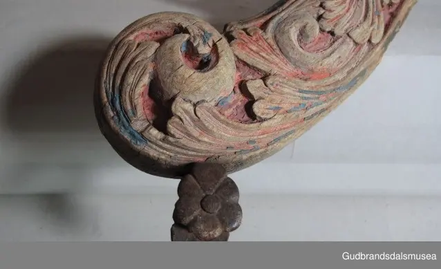 "A 100-161. 62 selatre og høvrel. Arbeid av Klukkstad, Skjaak-Ola, Sev. Gjerstad, Sylfest Skrinde osv. Alle fraa Lom og Skjaak. 30 selatre + 32 høvrel. NB. Desse tre er meste alle av dei eldste typur i Gudr.dalen; some skriv utan tvil fraa fyre reformasjonen". (jf. Katalog for Lom bygdesamling, 1925).
Høvre av bjørk, selvvokst emne med utskåret krone. 1 tømmering mangler, 1 tømmering av jern med 5 cm. lang hals ført gjennom treet til høvreundersiden. Herfra har feste for seleball (selepute) tidligere fortsatt i forlenging av halsen. Fester for seleballer har seinere blitt avfilt i nivå med høvreundersiden. Høvren har ingen hull for annen type seleballfeste. Jernfeste for ryggreim, midt på fremsiden, festet til øyeformet krok slik den er bevegelig. U-formet krok/hempe midt på baksiden, bruk uviss, har muligvis vært brukt til bjelleoppheng. Fester av jern med dekor for oppholdsreimer.
DEKOR. Utskåret krone, skåret akantusmotiv og profilerte kanter malt i blått, oransje opp på skurddekor og rød som bunnfarge. Eldste/underste malingslag på skurddekoren ser ut til å ha vært oransje, yngste blått. Smijernsdekor, små rosetter med 6 blader, på fester for oppholdsreimer. Høvret har en fyldig akantus som man kan se det i akantusskurden i perioden 1750-1800, rokokkoinspirerte stengelstubber med bladtunger og bladformer uten stengel. Den liljeformede krone på høvret er et stilelement som Ola Iverson Bræk, 1749-1833, ofte brukte på skapene sine. Malingsbruken med sterkere rød/oransje og blå farge tilhører det tidlige 1800-tallet. 
BRUK. Høvre og bogtre hører sammen. De utgjør de primære festeanordningene for seletøyet og medvirker til å fordele trekkbelastningen på en hensiktsmessig måte. Høvren er plassert fremme over ryggen på hesten. Den har huller eller ringer som tømmene blir ført igjennom og er i tillegg festepunkt for rygg- og bære-/oppholdsreimer. Bærereimene går videre nedover og er koplet til draget/skåken.
Bogtrærne er festet til hverandre over nakken med en nakkereim og rundt brystet med en brystreim. Midt på treet er det hull for feste av dråtten. Dråtten, en 6-7 cm. bred, stiv lærreim, blir i motsatt ende festet til draget/skåken.