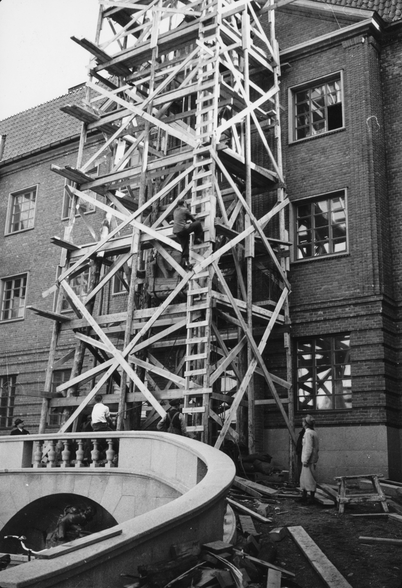 Reliefen "Snöfrid" monteras på plats.

Bild tagen i samband med arbetet att uppföra Gävle Museum åren 1938-40.