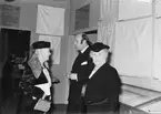 Bild tagen vid invigningen av Gävle Museum den 29 september 1940. Antonie Rettigs syster friherrinnan Sophie Louise von Plessen i samspråk med musiindenten och museets förste chef fil.dr Philibert Humbla. Till höger i bild friherrinnnan Aurore Oxenstierna-Klintberg.