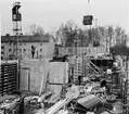 Gjutningsarbeten vid Diös-bygget i kvarteret Blocket i Sandviken, oktober 1953, användes vid gjutningsarbetet ellweform av plywood från fabriken i Ljusne.