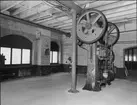Bottenvåningen med två exenterpressar av äldre modell.

Fastigheten byggd 1895? för AB Åkerredskap, övertagen 1928 av AB ATSA. Nu i Förenade Well´s ägo.