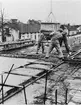 Gjutningsarbeten vid Diös-bygget i kvarteret Blocket i Sandviken, oktober 1953. Vid gjutningsarbetet användes bl.a. 