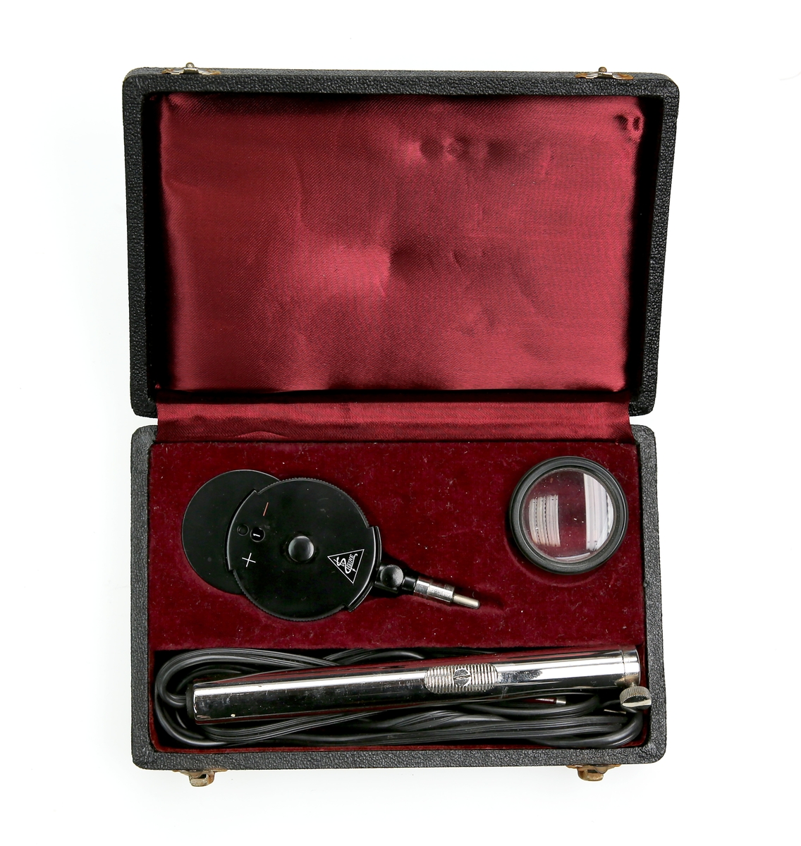 Øyesjukdommer
Eske av tre med Ophthalmoscop.Lyset i utstyret kommer fra et permament batteri og overføres med ledning og stikker til hoved håndkabel. Rød flanell under utstyret,rød silke i lokket som stenges med to klaffer.På klistret merke:A.Limbåcher,Augsburg.